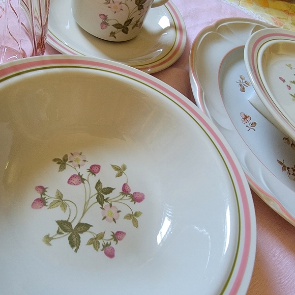 7 pc Vintage Strawberry Dish Setting Mismatched Setting - Picture 15 of 16